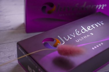 25 Şubat 2022, Ukrayna, Kyiv şehri, bir kutu Juvederm doldurucu, Allergan şirketi, ABD, çiçek