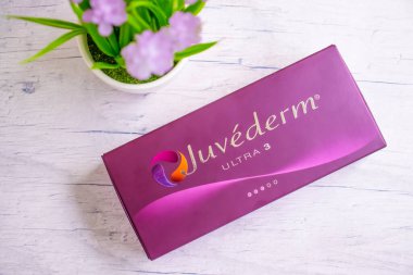 25 Şubat 2022, Ukrayna, Kyiv şehri, bir kutu Juvederm doldurucu, Allergan şirketi, ABD, çiçek