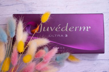 25 Şubat 2022, Ukrayna, Kyiv şehri, bir kutu Juvederm doldurucu, Allergan şirketi, ABD, çiçek