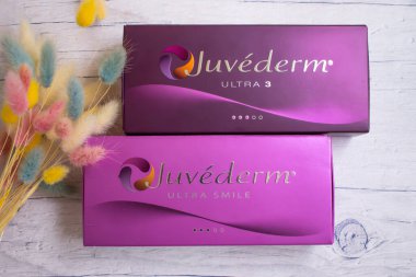 25 Şubat 2022, Ukrayna, Kyiv şehri, bir kutu Juvederm doldurucu, Allergan şirketi, ABD, çiçek
