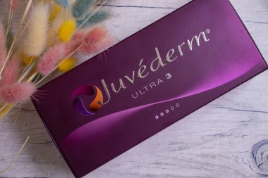 25 Şubat 2022, Ukrayna, Kyiv şehri, bir kutu Juvederm doldurucu, Allergan şirketi, ABD, çiçek