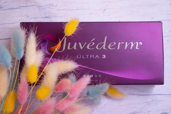 25 Şubat 2022, Ukrayna, Kyiv şehri, bir kutu Juvederm doldurucu, Allergan şirketi, ABD, çiçek