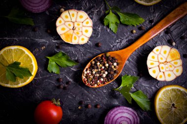 Koyu bir arka planda kaşıkta baharat biberi