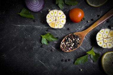 Koyu bir arka planda kaşıkta baharat biberi