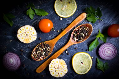 Koyu bir arka planda kaşıkta baharat biberi