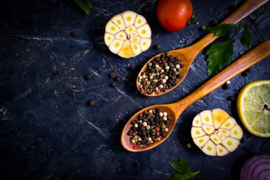 Koyu bir arka planda kaşıkta baharat biberi