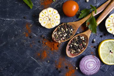 Koyu bir arka planda kaşıkta baharat biberi