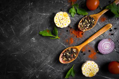 Koyu bir arka planda kaşıkta baharat biberi