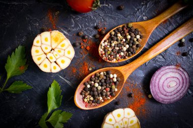 Koyu bir arka planda kaşıkta baharat biberi