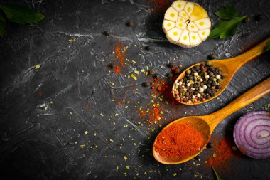 Koyu bir arka planda kaşıkta baharat biberi