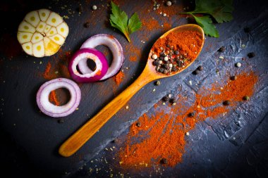 Koyu bir arka planda kaşıkta baharat biberi