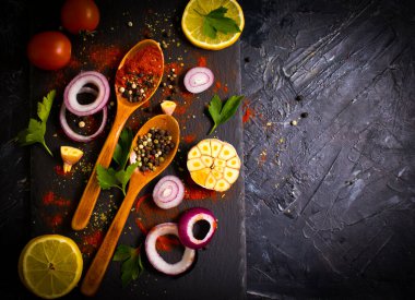 Koyu bir arka planda kaşıkta baharat biberi