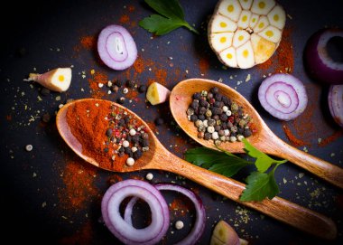 Koyu bir arka planda kaşıkta baharat biberi