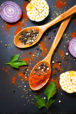 Koyu bir arka planda kaşıkta baharat biberi