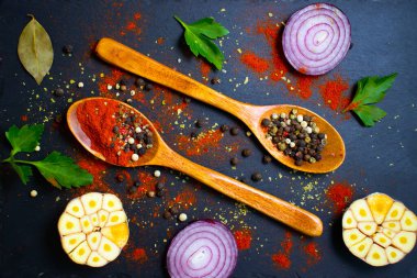 Koyu bir arka planda kaşıkta baharat biberi