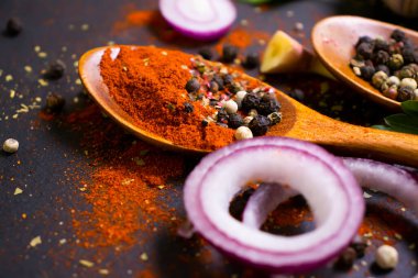 Koyu bir arka planda kaşıkta baharat biberi