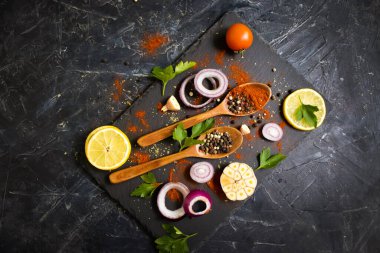 Koyu bir arka planda kaşıkta baharat biberi