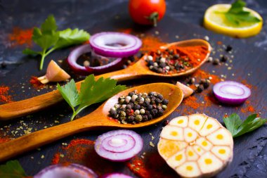 Koyu bir arka planda kaşıkta baharat biberi