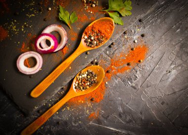 Koyu bir arka planda kaşıkta baharat biberi