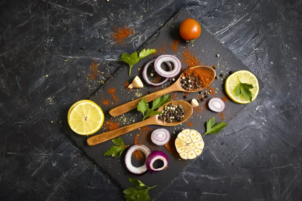 Koyu bir arka planda kaşıkta baharat biberi