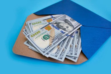 Renkli arkaplanda dolar olan zarf