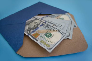 Renkli arkaplanda dolar olan zarf