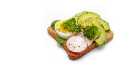 Sandviç yumurtası, avokado beyaz arka planda izole edilmiş.