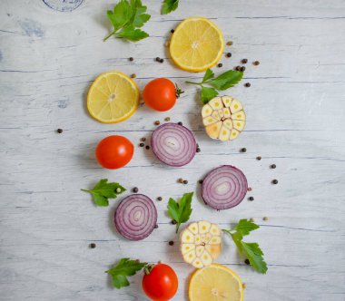 Eski arkaplanda soğan, baharat, sarımsak