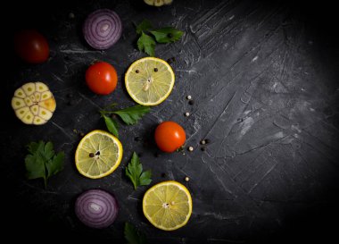 Eski arkaplanda soğan, baharat, sarımsak