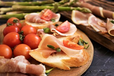 Jamonlu sandviç, kuşkonmaz.