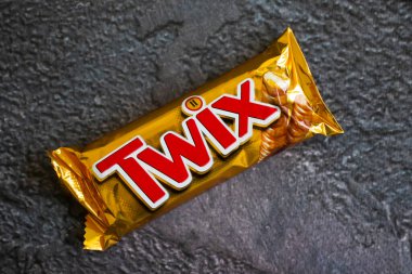 25 Şubat 2022, Ukrayna şehri Kyiv Twix kurabiyeleri koyu bir arka planda