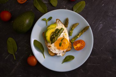 Yumurtalı sandviç, kuşkonmaz, avokado.