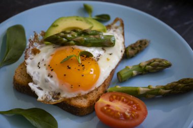 Yumurtalı sandviç, kuşkonmaz, avokado.