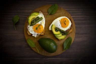 Yumurtalı sandviç, kuşkonmaz, avokado.