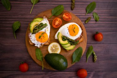 Yumurtalı sandviç, kuşkonmaz, avokado.