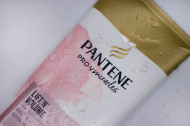 6 Mart 2022 Ukrayna 'nın Kyiv şehrinde Procter Gamble' dan Pantene şampuanı ambalajı