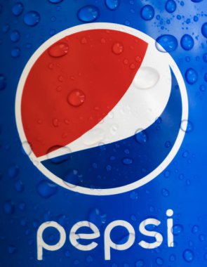 16 Mart 2022, Ukrayna şehri Kyiv Pepsi şişesi suyu içti.