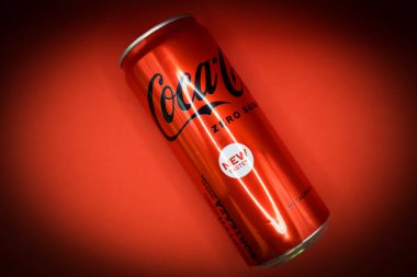 18 Mart 2022, Ukrayna şehri Kyiv, renkli arka planda şekersiz bir kutu Coca Cola.