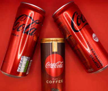 18 Mart 2022, Ukrayna şehri Kyiv, renkli arka planda şekersiz bir kutu Coca Cola.