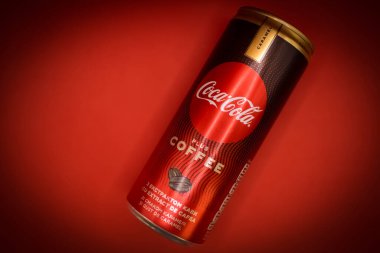 18 Mart 2022, Ukrayna şehri Kyiv, renkli arka planda şekersiz bir kutu Coca Cola.