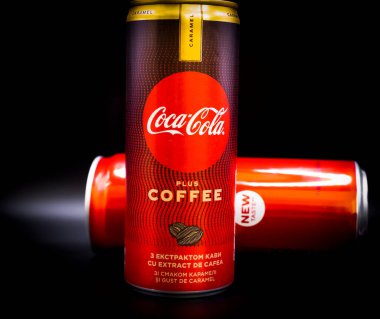 18 Mart 2022, Ukrayna şehri Kyiv, siyah arka planda şekersiz bir kutu Coca Cola.