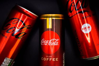 18 Mart 2022, Ukrayna şehri Kyiv, siyah arka planda şekersiz bir kutu Coca Cola.