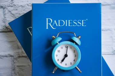 18 Şubat 2022, Ukrayna, Kiev şehri, kutu doldurucu Radiesse, çalar saat.