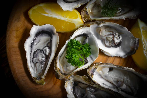 Fresh Oysters Lemon Wooden Background — Stock Photo, Image