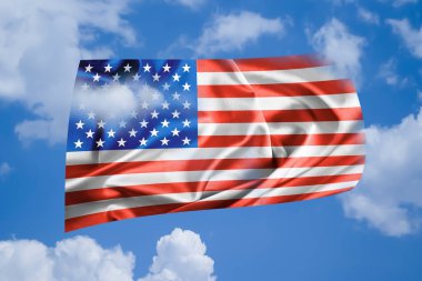 Amerika bayrağı gökyüzünün arka planında bulutlarla