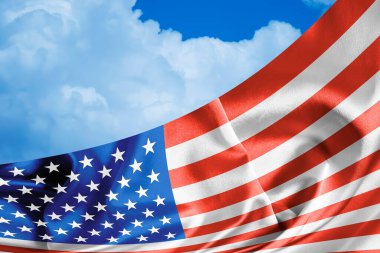 Amerika bayrağı gökyüzünün arka planında bulutlarla