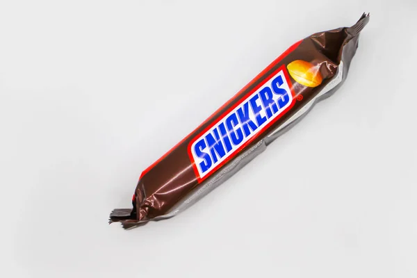 Março 2022 Ucrânia Cidade Kyiv Chocolate Bar Snickers Fundo Branco — Fotografia de Stock