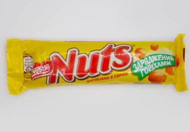22 Mart 2022, Ukrayna şehri beyaz arka planda Nestle şirketinden Kyiv Nuts çikolatası.