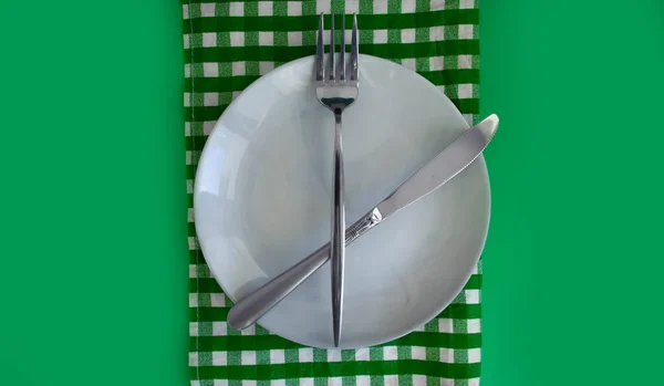 Пустая Тарелка Вилка Нож Цветном Фоне — стоковое фото