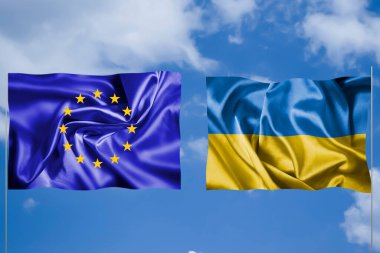 Gökyüzüne karşı AB bayrağı ve Ukrayna bayrağı
